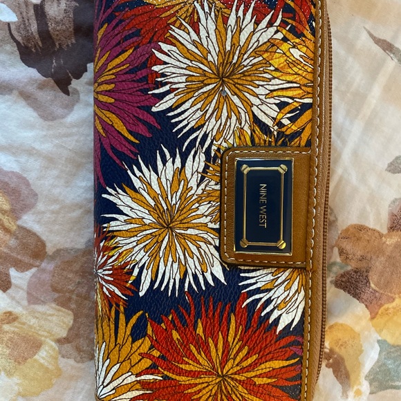 Nine West wallet - Picture 1 of 3